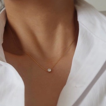 One diamond necklase