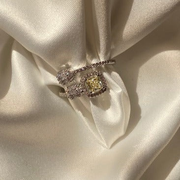 Colored dimond ring