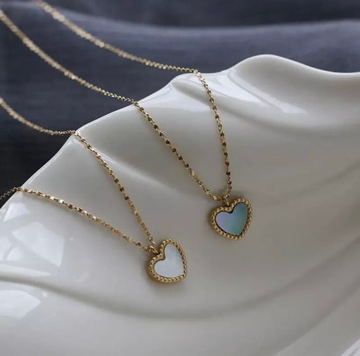 Scalloped heart necklase