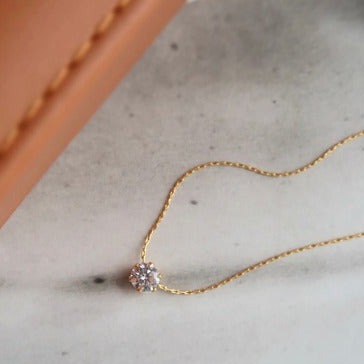 One diamond necklase